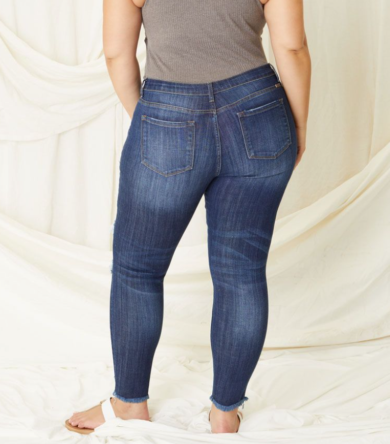 KAN CAN DISTRESSED DARK WASH SKINNY JEANS